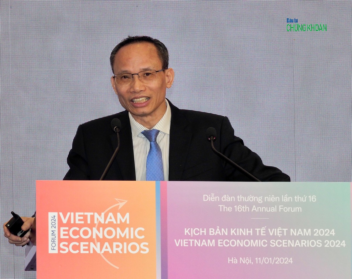 TS. Cấn Văn Lực trình bày tham luận tại Diễn đàn Kinh tế Việt Nam 2024 (Ảnh: M.M) TS. Cấn Văn Lực trình bày tham luận tại Diễn đàn Kinh tế Việt Nam 2024 (Ảnh: M.M)