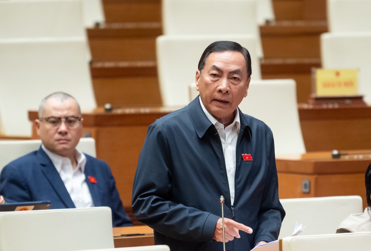 Đại biểu Phạm Văn Hòa (đoàn Đồng Tháp) cho rằng nên cấm hẳn NHTM bán chéo bảo hiểm