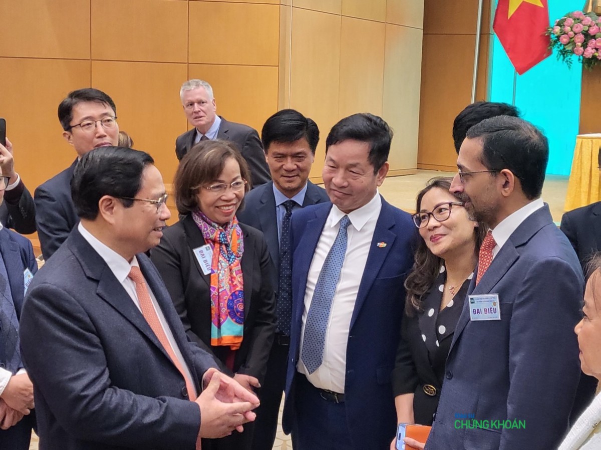 Thủ tướng Chính phủ Phạm Minh Chính (ngoài cùng bên trái) trao đổi với các đại biểu bên lề Hội nghị - Ảnh: Trọng Hiếu Thủ tướng Chính phủ Phạm Minh Chính (ngoài cùng bên trái) trao đổi với các đại biểu bên lề Hội nghị - Ảnh: Trọng Hiếu