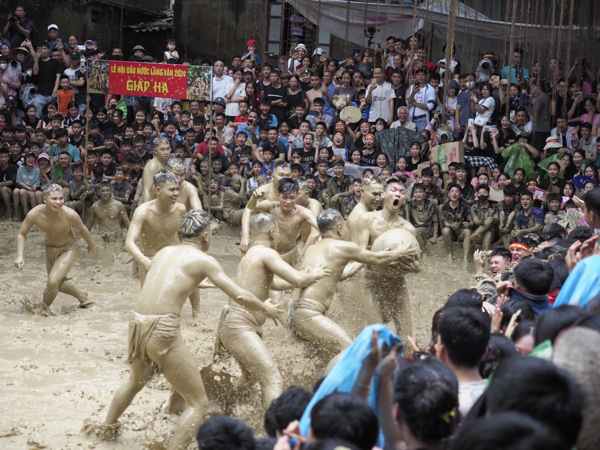 Khán giả cổ vũ cho pha giành cầu gay cấn Khán giả cổ vũ cho pha giành cầu gay cấn