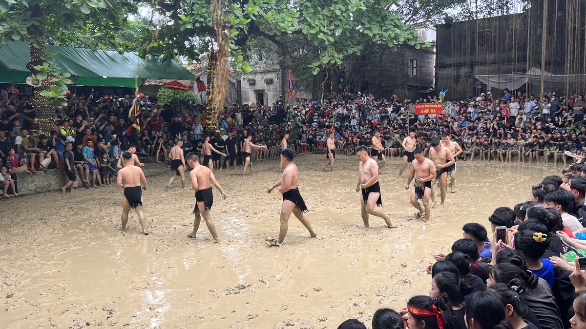 16 thanh niên trai tráng khỏe mạnh trong làng được tuyển chọn để tham gia hội vật, được gọi là “quân cầu”. Họ chia làm hai giáp (giáp thượng, giáp hạ). 16 thanh niên trai tráng khỏe mạnh trong làng được tuyển chọn để tham gia hội vật, được gọi là “quân cầu”. Họ chia làm hai giáp (giáp thượng, giáp hạ).