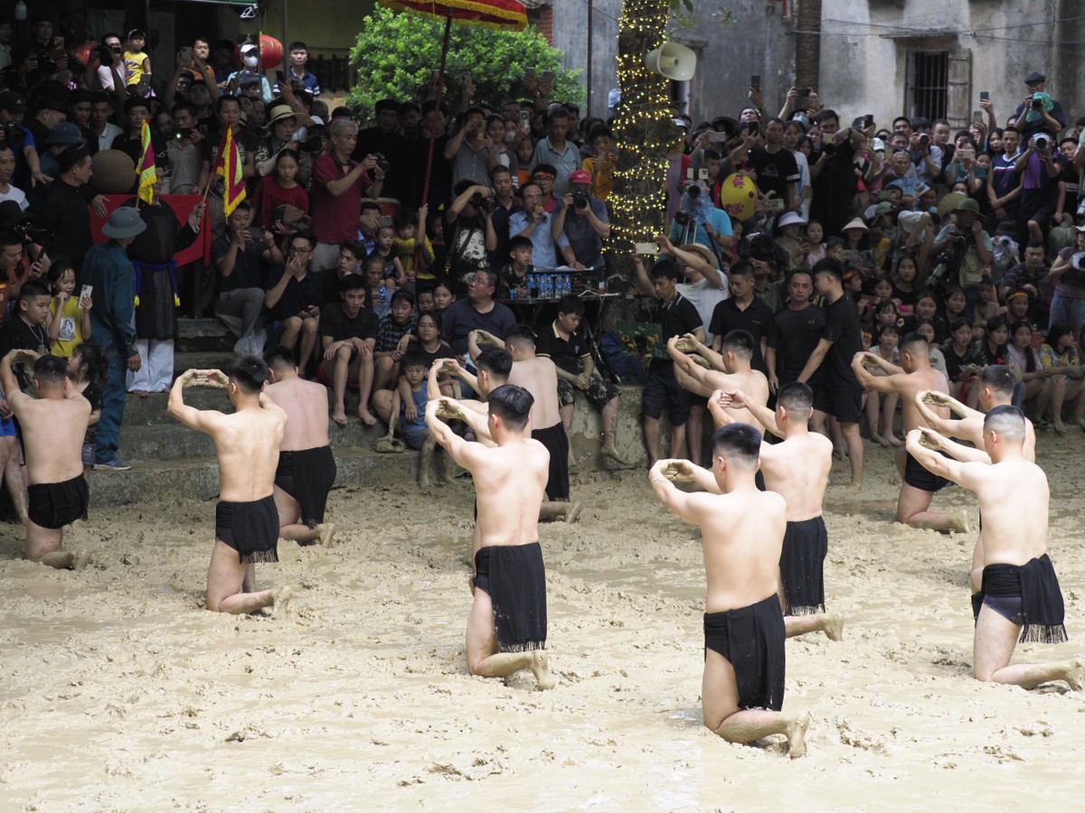 Trước khi vào trận, các bô lão và các "quân cầu" thực hiện nghi lễ dâng hương lên Đức Thánh Tam Giang Trước khi vào trận, các bô lão và các "quân cầu" thực hiện nghi lễ dâng hương lên Đức Thánh Tam Giang
