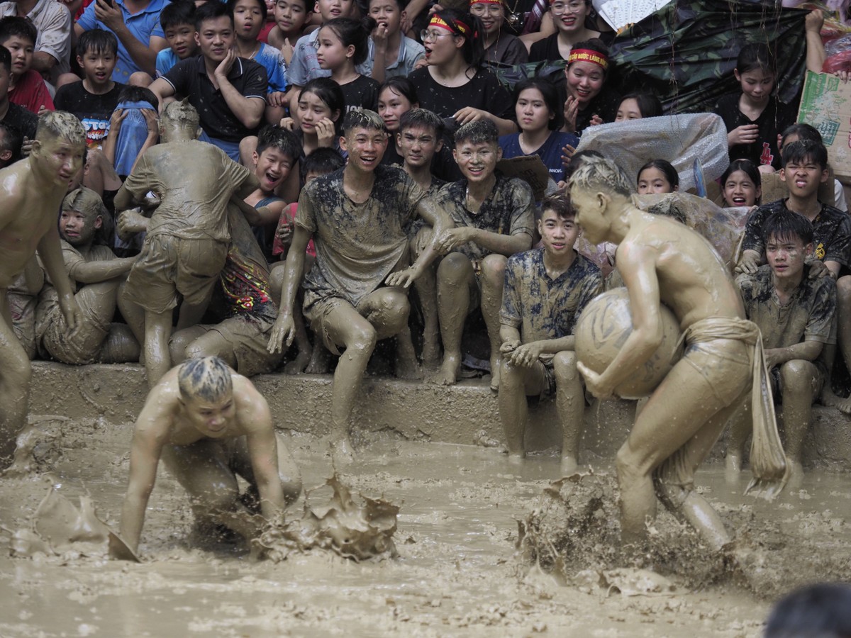 Hội vật cầu nước được tổ chức trên sân đền chính, có diện tích khoảng 200m2, mặt sân là bùn nhão, ở hai đầu sân có hai hố để đẩy cầu xuống, mỗi lần đẩy được cầu xuống hố là kết thúc một hiệp. Hội vật cầu nước được tổ chức trên sân đền chính, có diện tích khoảng 200m2, mặt sân là bùn nhão, ở hai đầu sân có hai hố để đẩy cầu xuống, mỗi lần đẩy được cầu xuống hố là kết thúc một hiệp.