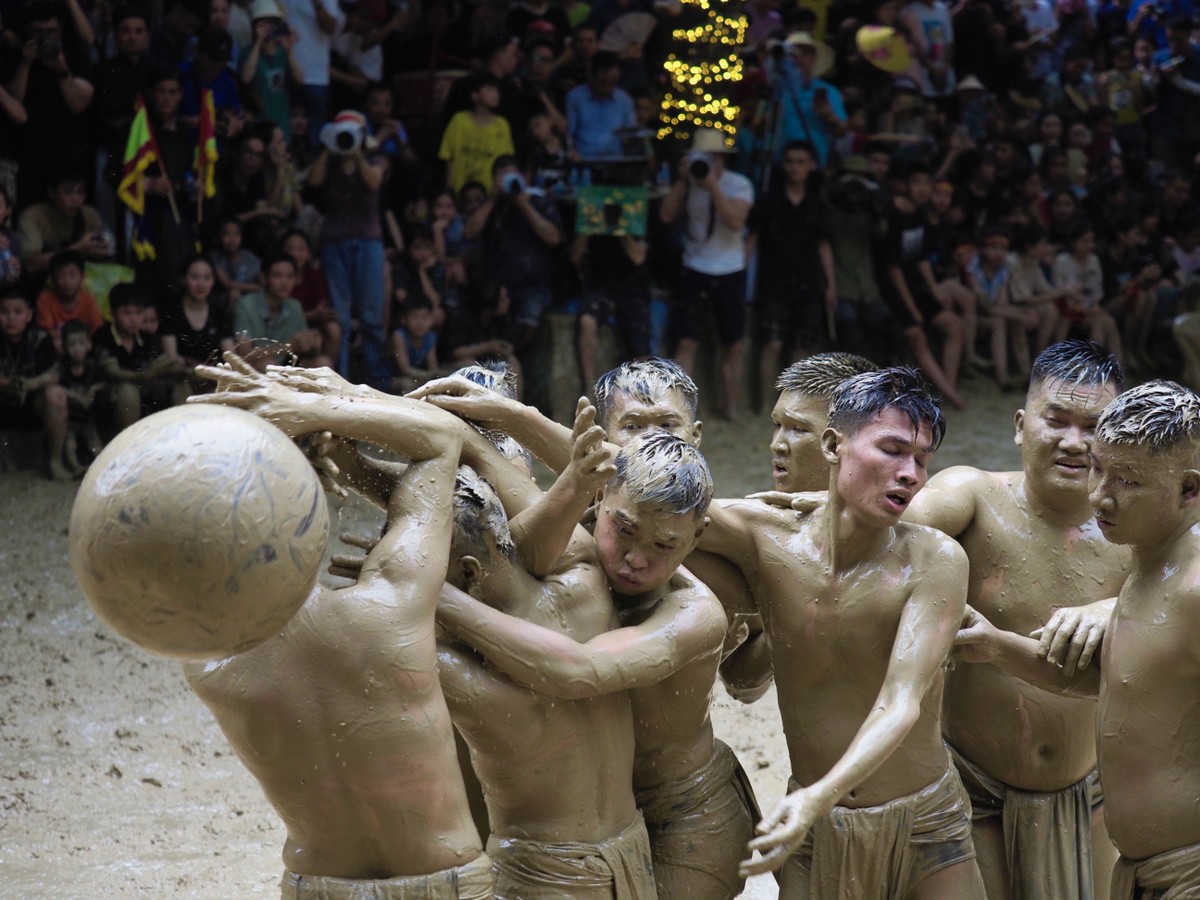 Mặc dù có tính chất quyết liệt của một trận thi đấu nhưng để đúng nghĩa đây là trò chơi mang tính cầu mùa, cầu hòa thuận nên ban tổ chức đã quán triệt các "quân cầu" không được xích mích, va chạm thái quá. Mặc dù có tính chất quyết liệt của một trận thi đấu nhưng để đúng nghĩa đây là trò chơi mang tính cầu mùa, cầu hòa thuận nên ban tổ chức đã quán triệt các "quân cầu" không được xích mích, va chạm thái quá.