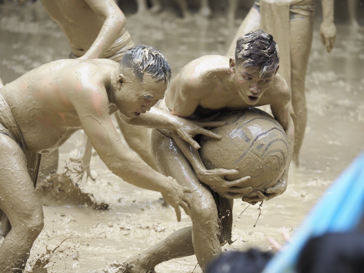 Sau khi ông chủ tế gieo cầu xuống sân, các quân cầu vào tranh cướp cầu, giao tranh quyết liệt. Đội nào ôm cầu đẩy được xuống lỗ cầu của đối phương thì giành chiến thắng. Sau khi ông chủ tế gieo cầu xuống sân, các quân cầu vào tranh cướp cầu, giao tranh quyết liệt. Đội nào ôm cầu đẩy được xuống lỗ cầu của đối phương thì giành chiến thắng.