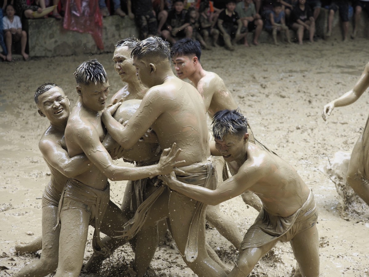 Nhiệm vụ của 2 giáp là phải tranh cướp, di chuyển khối cầu về phía hố cầu của đối thủ Nhiệm vụ của 2 giáp là phải tranh cướp, di chuyển khối cầu về phía hố cầu của đối thủ