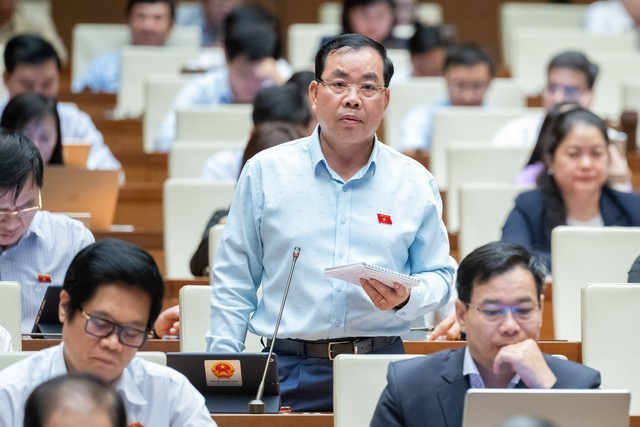 Đại biểu Nguyễn Quang Huân (đoàn Bình Dương) Đại biểu Nguyễn Quang Huân (đoàn Bình Dương)