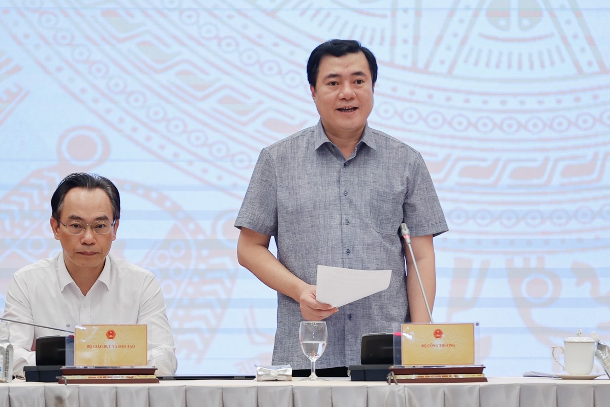 Thứ trưởng Bộ Công Thương Nguyễn Sinh Nhật Tân trả lời tại họp báo Chính phủ chiều 6/7 Thứ trưởng Bộ Công Thương Nguyễn Sinh Nhật Tân trả lời tại họp báo Chính phủ chiều 6/7