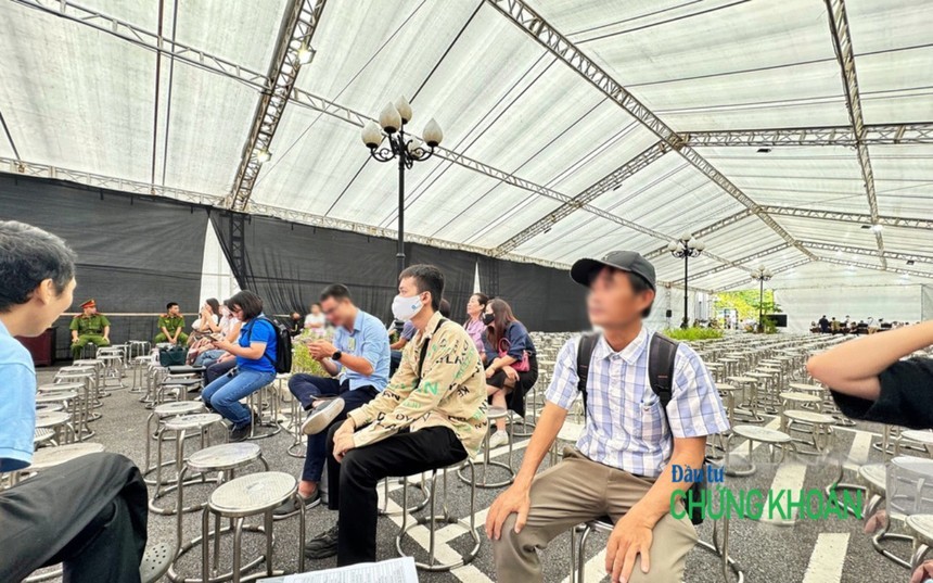 Toà án cho dựng rạp với sức chứa hàng nghìn người nhưng thực tế rất ít bị hại có mặt