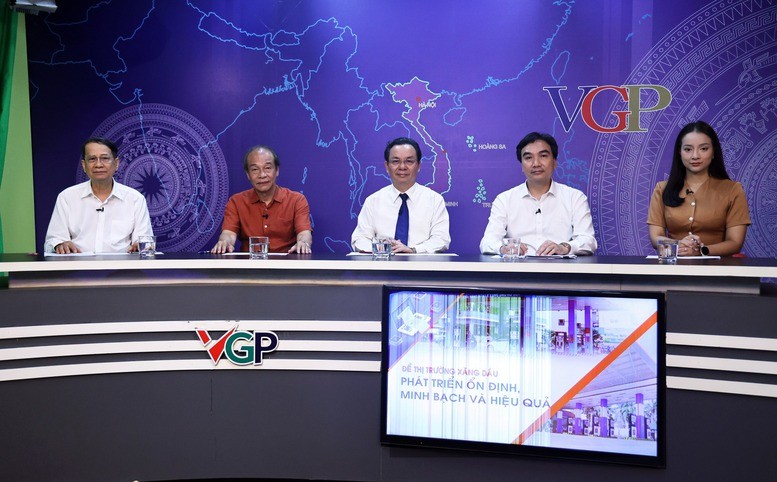 Chuyên gia kinh tế Ngô Trí Long (ngoài cùng bên trái) tại Toạ đàm