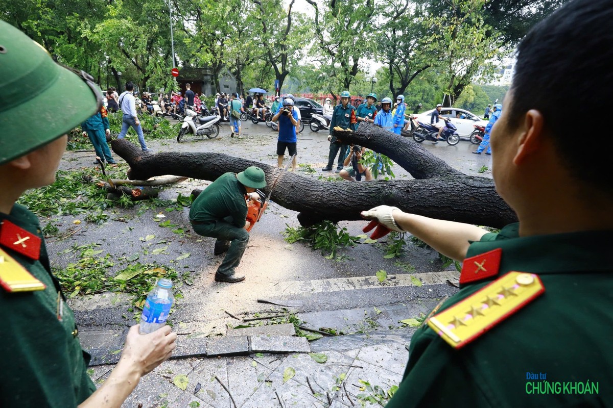 Lực lượng bộ đội có mặt trên phố Đinh Tiên Hoàng, cạnh hồ Hoàn Kiếm, để cưa cây đổ Lực lượng bộ đội có mặt trên phố Đinh Tiên Hoàng, cạnh hồ Hoàn Kiếm, để cưa cây đổ