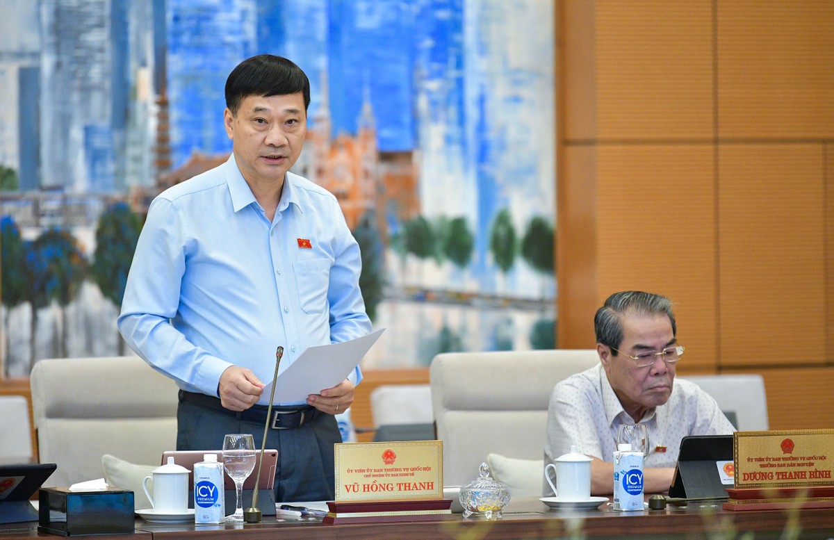 Chủ nhiệm Ủy ban Kinh tế Vũ Hồng Thanh trình bày báo cáo thẩm tra Dự án Luật Chủ nhiệm Ủy ban Kinh tế Vũ Hồng Thanh trình bày báo cáo thẩm tra Dự án Luật