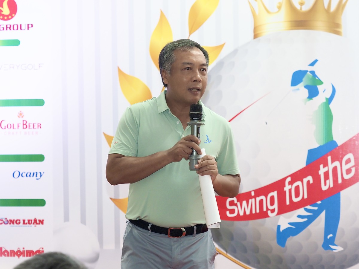 Ông Lê Trọng Minh, Tổng biên tập Báo Đầu Tư phát biểu tại lễ trao học bổng Swing for the Kids 2024 sáng 12/10/2024.