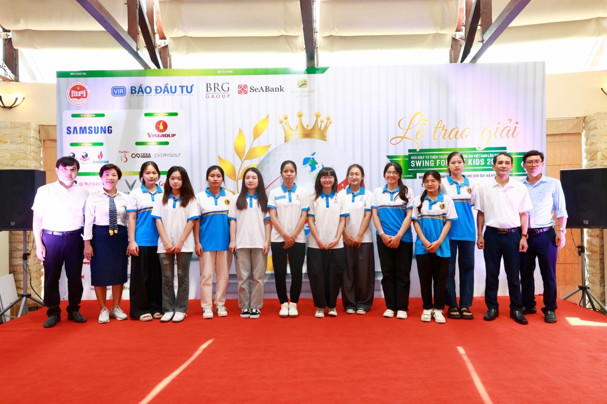 Vũ Minh Phúc (người thứ 7 từ trái sang) cùng các sinh viên Học viện Chính sách và Phát triển và Đại học Giao thông Vận tải nhận học bổng Swing for the Kids 2024 sáng 12/10/2024.