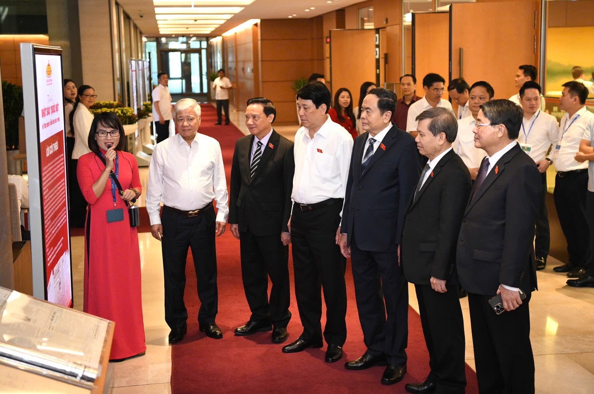 Cán bộ Văn phòng Quốc hội thuyết minh về nhật báo Quốc hội với các đại biểu