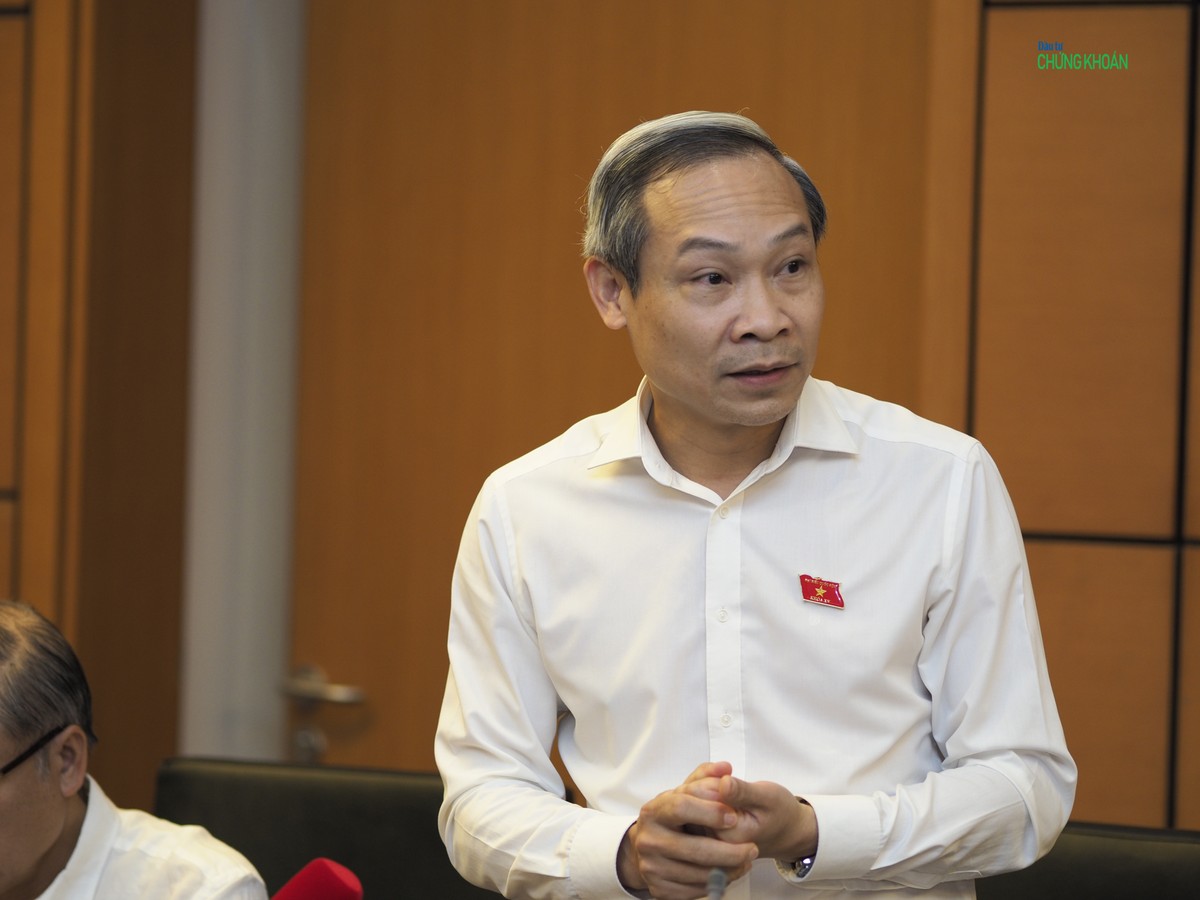 Đại biểu Phan Đức Hiếu phát biểu tại họp tổ sáng 26/10 Đại biểu Phan Đức Hiếu phát biểu tại họp tổ sáng 26/10