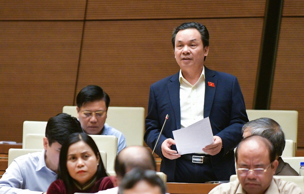 Đại biểu Hoàng Văn Cường phát biểu tại hội trường chiều 20/11