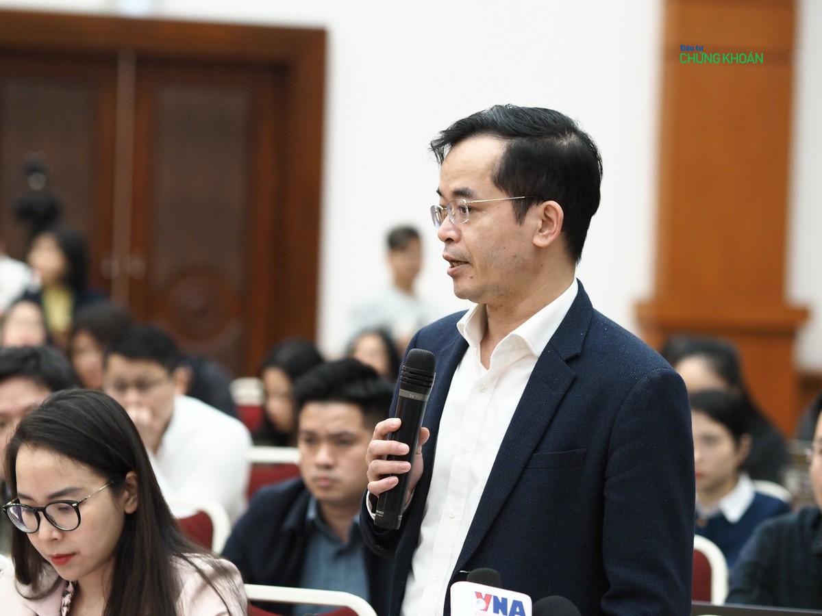 Ông Trương Bá Tuấn, Phó cục trưởng Cục quản lý thuế, phí và lệ phí (Bộ Tài chính) thông tin tại buổi họp báo chiều 3/4 (Ảnh: M. Minh)