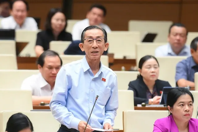 Đại biểu Trần Hoàng Ngân (đoàn TP. Hồ Chí Minh) chất vấn Bộ trưởng Bộ Tài chính sáng 19/6 (Ảnh: QH)