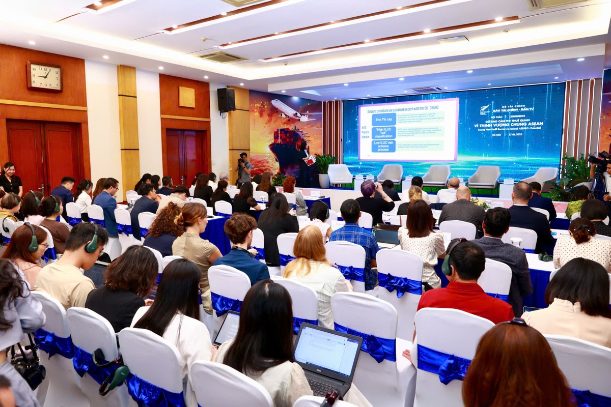 Toàn cảnh hội thảo “Gỡ rào cản phi thuế quan vì thịnh vượng chung ASEAN” do báo Tài chính Đầu tư tổ chức sáng 27/6 tại Hà Nội (Ảnh: Chí Cường)