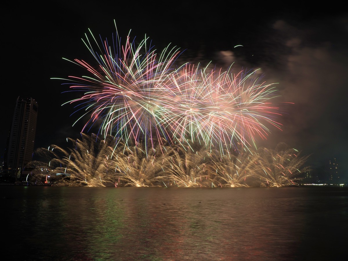 Pháo hoa của đội Ý đêm 28/6 được thể hiện trên nền nhạc châu Âu có sự kết hợp giữa đương đại và truyền thống: từ chất rock mạnh mẽ đến những giai điệu opera du dương