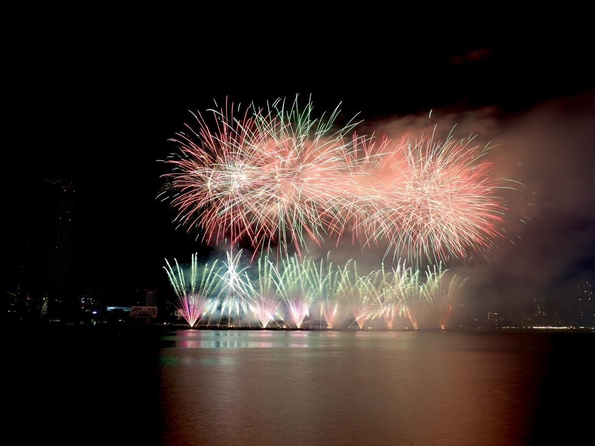 Rồng và TP. Đà Nẵng hiện đại là cảm hứng cho màn trình diễn &quot;Ấn tượng rồng bay&quot; của đội Hàn Quốc khi tham gia DIFF 2025