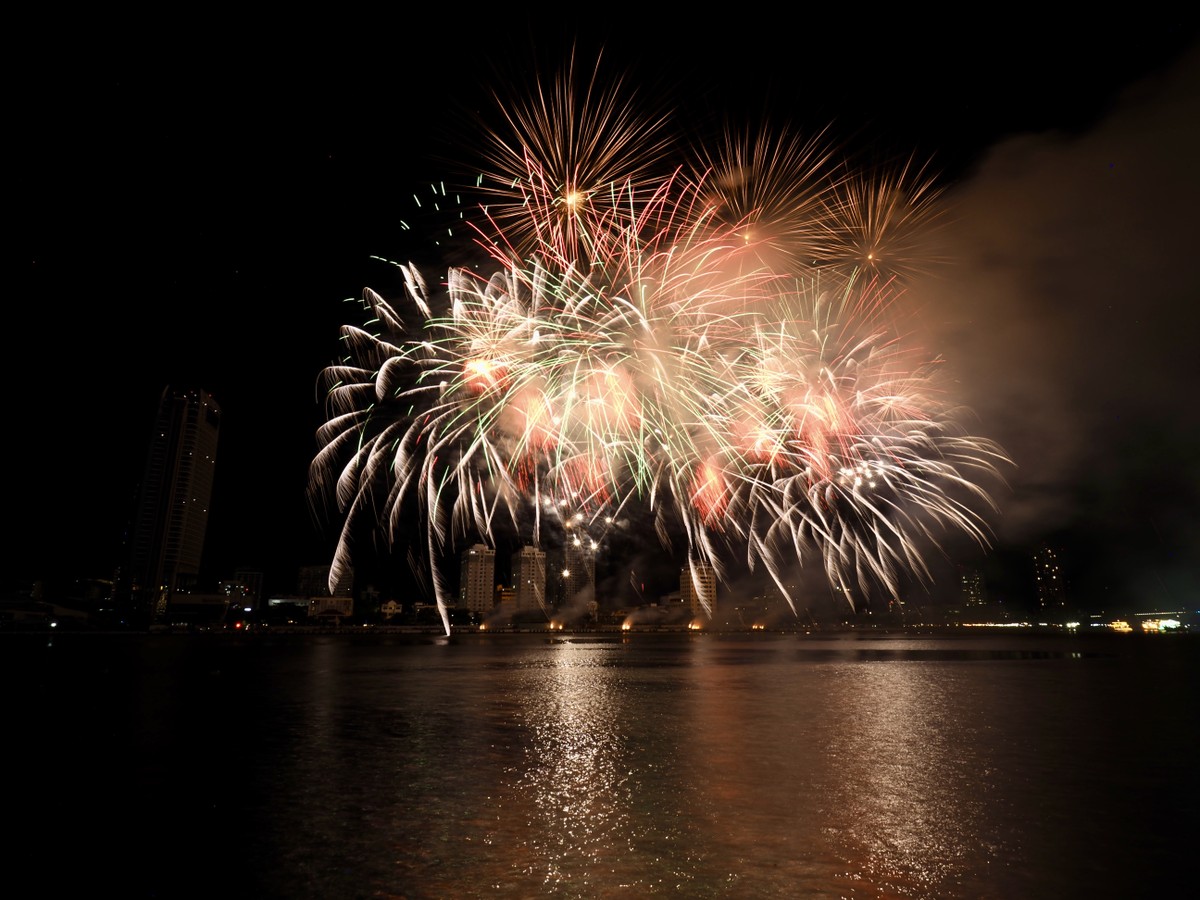Khu vực cầu cảng bên sông Hàn của TP. Đà Nẵng bừng sáng với pháo hoa &quot;rồng bay&quot; của Hàn Quốc đêm 28/6