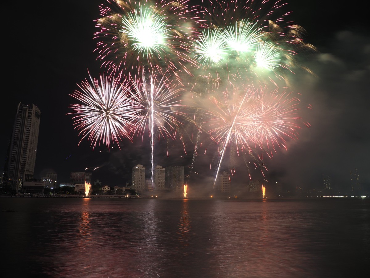 Faseecom Co., Ltd thành lập năm 1997, là công ty sản xuất pháo hoa tiên phong tại Hàn Quốc trong việc kết hợp nghệ thuật pháo hoa, hỏa thuật với các công nghệ trình diễn đa phương tiện