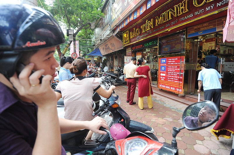 [Chùm ảnh] Vàng tăng vọt, người dân đổ xô xếp hàng chờ mua từ sáng sớm ảnh 3