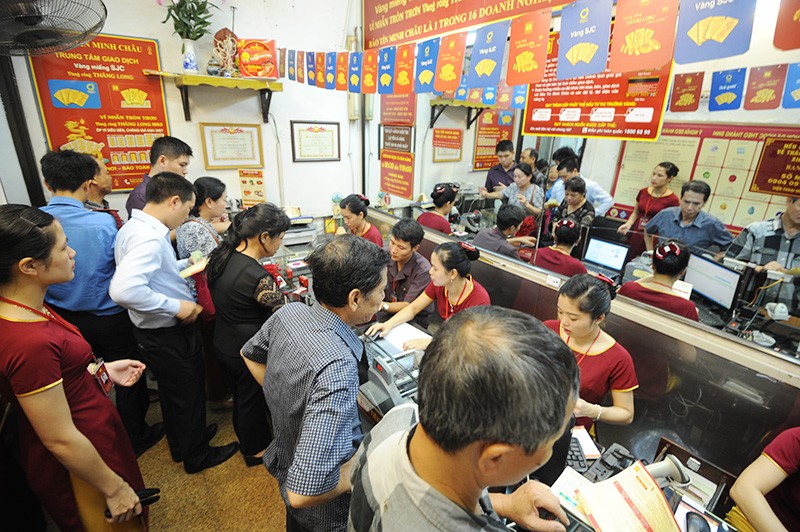 [Chùm ảnh] Vàng tăng vọt, người dân đổ xô xếp hàng chờ mua từ sáng sớm ảnh 9