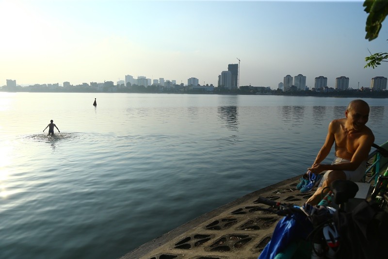 Hà Nội không mùa đông: Dân vẫn tắm hồ, đào quất lâm nguy ảnh 8