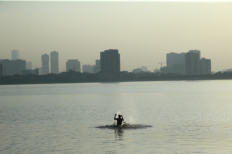 Hà Nội không mùa đông: Dân vẫn tắm hồ, đào quất lâm nguy ảnh 11