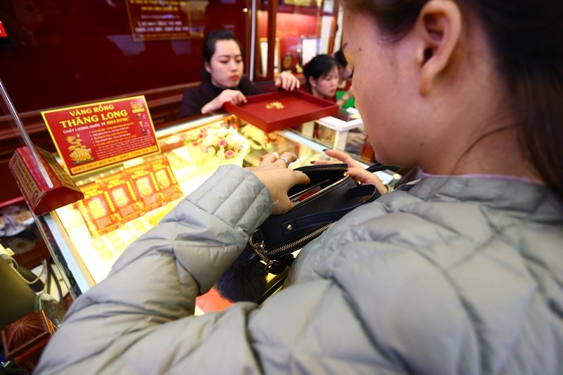 Xếp hàng mua vàng “giấy” trước ngày Thần Tài ảnh 4