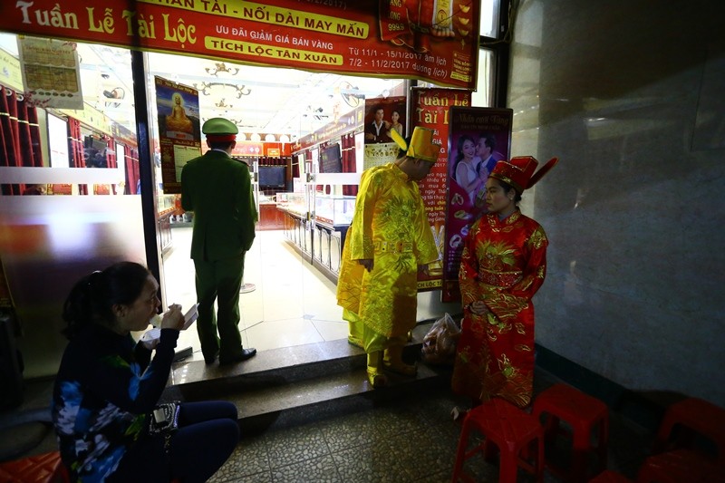 Ôm con nhỏ xếp hàng từ 5h sáng mua lộc Thần Tài ảnh 6