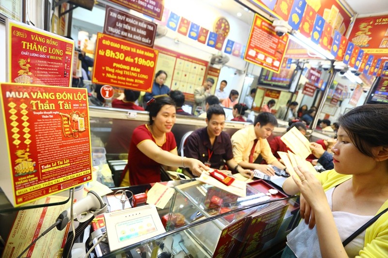 Ôm con nhỏ xếp hàng từ 5h sáng mua lộc Thần Tài ảnh 9