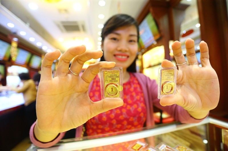 Ôm con nhỏ xếp hàng từ 5h sáng mua lộc Thần Tài ảnh 12