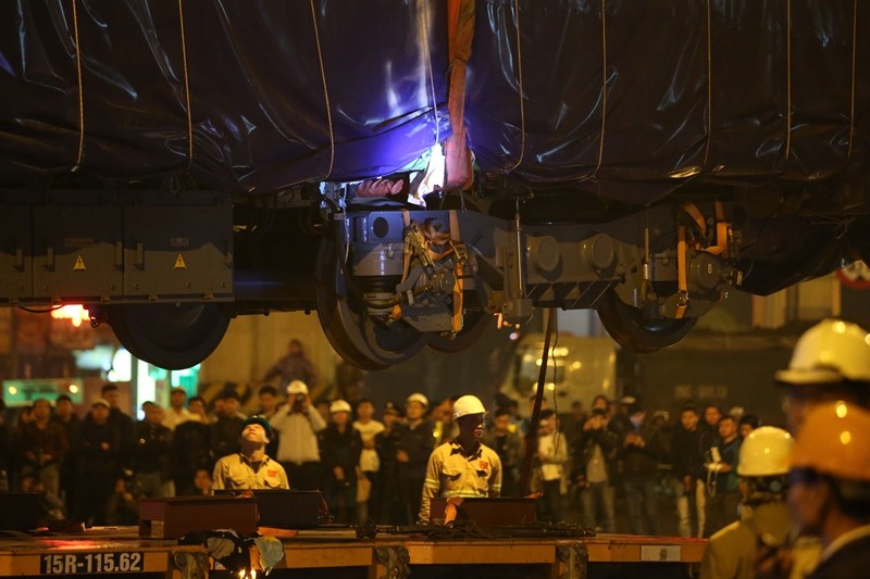 Toa tàu đường sắt trên cao đầu tiên được đưa vào vị trí ảnh 10