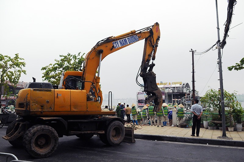 Tắc đường kinh hoàng vì cưỡng chế bến thủy Hồ Tây ảnh 8