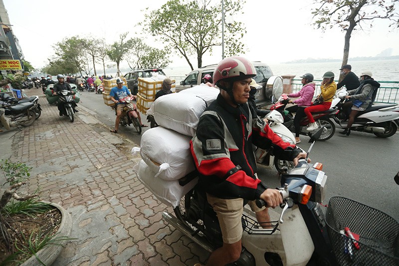 Tắc đường kinh hoàng vì cưỡng chế bến thủy Hồ Tây ảnh 5