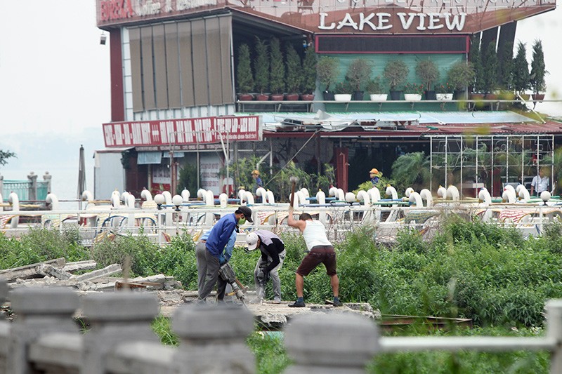 Tắc đường kinh hoàng vì cưỡng chế bến thủy Hồ Tây ảnh 9