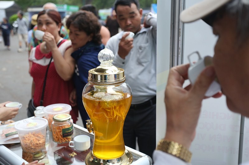 Sập gụ khảm trai giá hơn 1 tỷ đồng tại Hội chợ Nông sản  ảnh 9