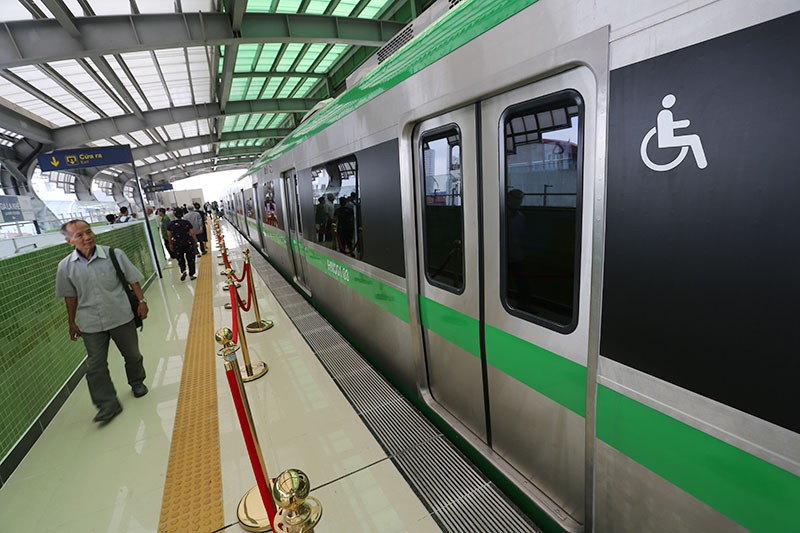 Người dân thích thú tham quan toa tàu đường sắt trên cao đầu tiên ảnh 8