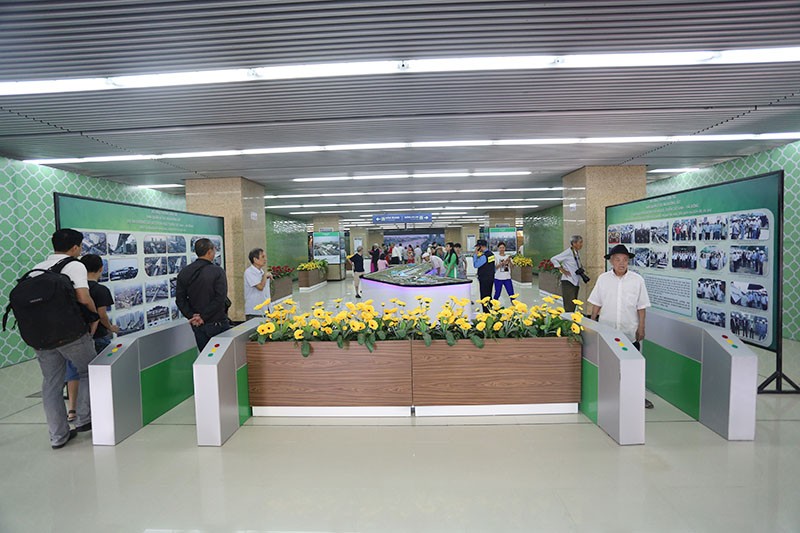 Người dân thích thú tham quan toa tàu đường sắt trên cao đầu tiên ảnh 12