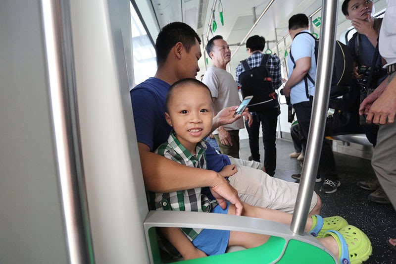 Người dân thích thú tham quan toa tàu đường sắt trên cao đầu tiên ảnh 5