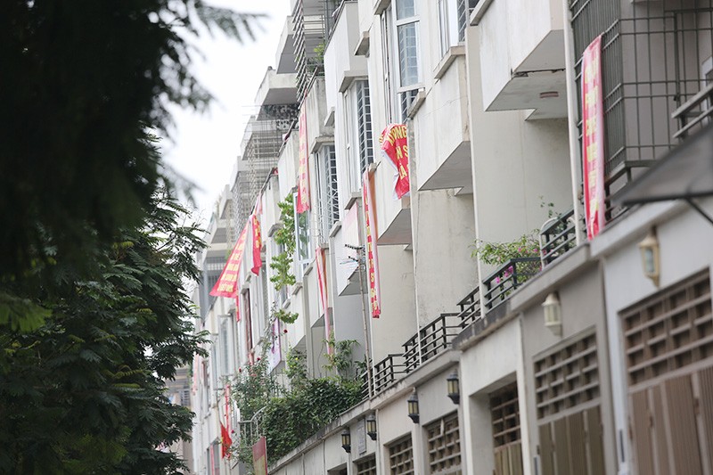 Nhà dân khu đô thị Văn Phú chăng đầy băng rôn phản đối việc hạ ngầm đường điện ảnh 8