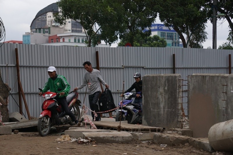 Người tham gia giao thông “thi vượt địa hình, chướng ngại vật” trên đường Phạm Văn Đồng ảnh 7
