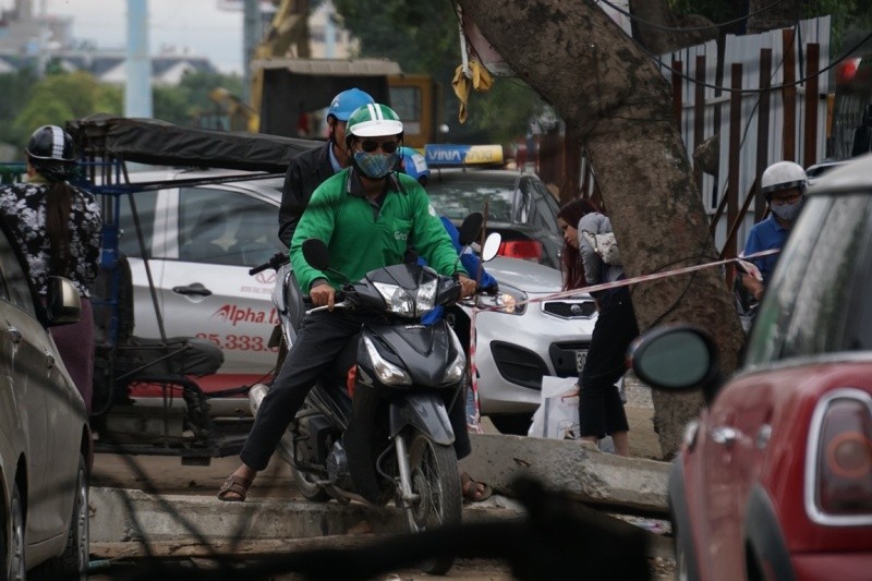 Người tham gia giao thông “thi vượt địa hình, chướng ngại vật” trên đường Phạm Văn Đồng ảnh 8