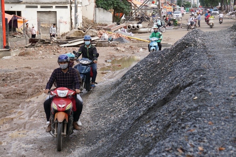 Người tham gia giao thông “thi vượt địa hình, chướng ngại vật” trên đường Phạm Văn Đồng ảnh 5