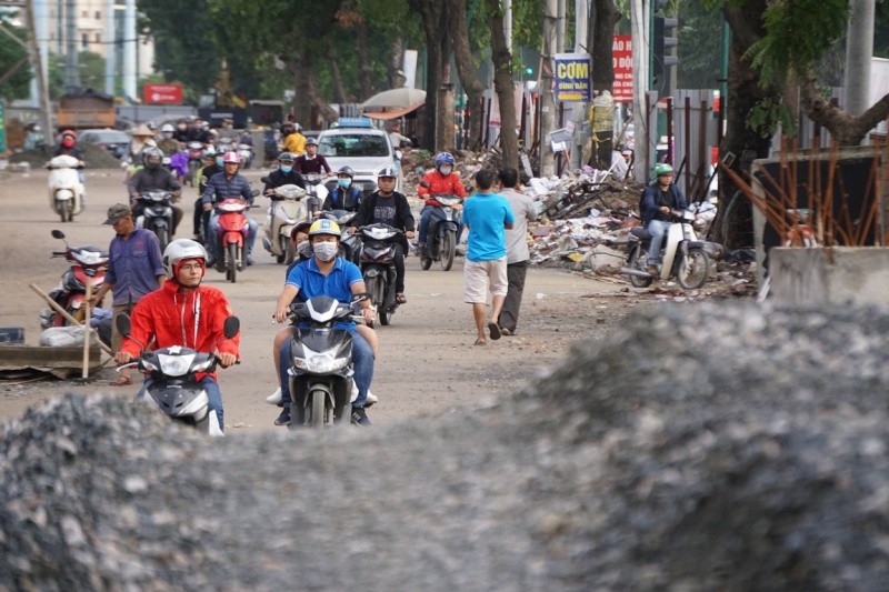 Người tham gia giao thông “thi vượt địa hình, chướng ngại vật” trên đường Phạm Văn Đồng ảnh 4