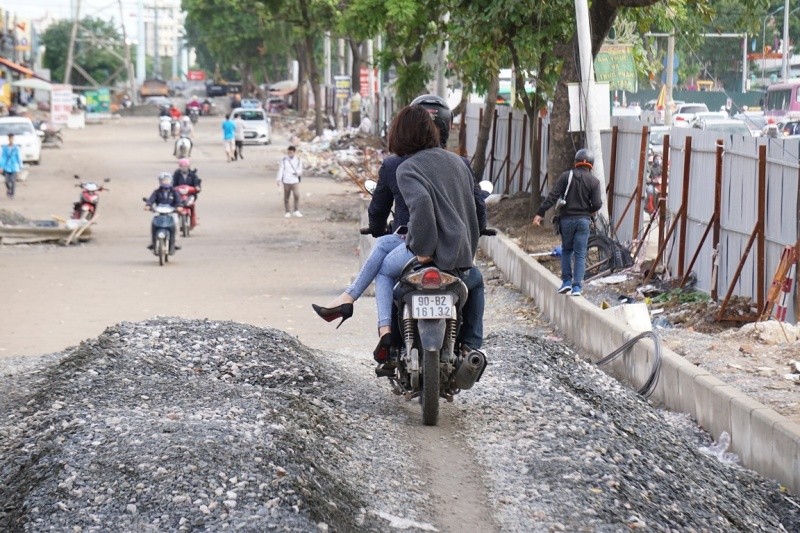 Người tham gia giao thông “thi vượt địa hình, chướng ngại vật” trên đường Phạm Văn Đồng ảnh 6